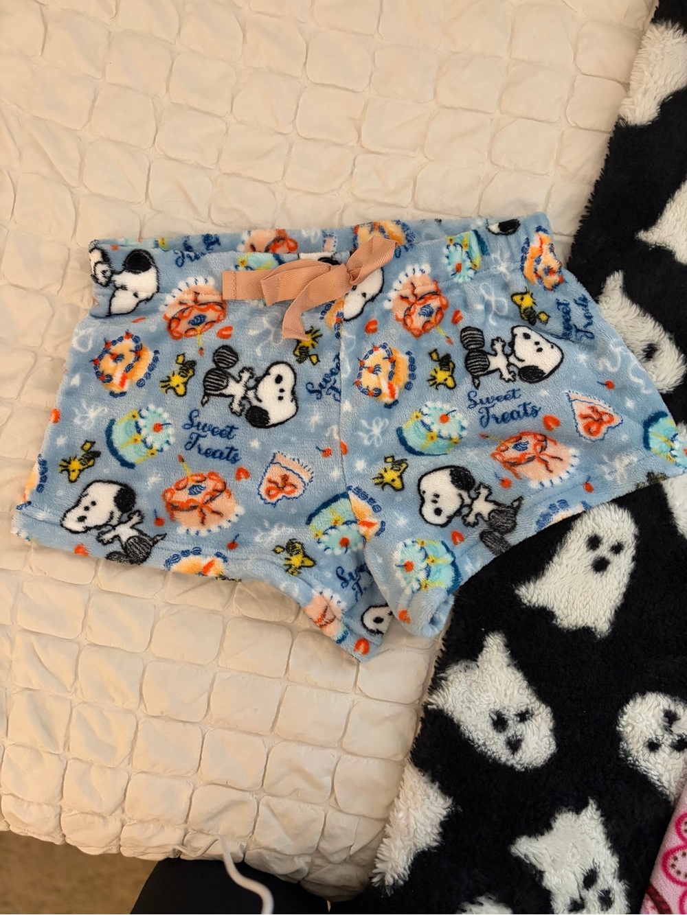 Vintage Style Peanuts Snoopy Sweet Treats Plush Lounge Shorts (Size L) 🍰✨